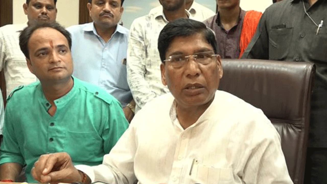 योगी के इस मंत्री ने मायावती को बताया बिजली का तार, बोले जो भी उन्हें छुएगा वो मर जाएगा योगी के इस मंत्री ने मायावती को बताया बिजली का तार, बोले जो भी उन्हें छुएगा वो मर जाएगा