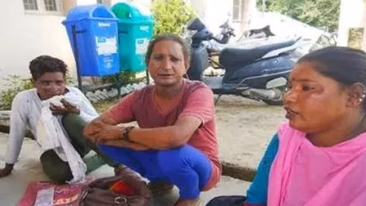 "महिलाओं का भेष रखकर घूम रहे तीन बच्चा चोरों को भीड़ ने पीटा..." इस मैसेज के साथ वायरल वीडियो का सच "महिलाओं का भेष रखकर घूम रहे तीन बच्चा चोरों को भीड़ ने पीटा..." इस मैसेज के साथ वायरल वीडियो का सच