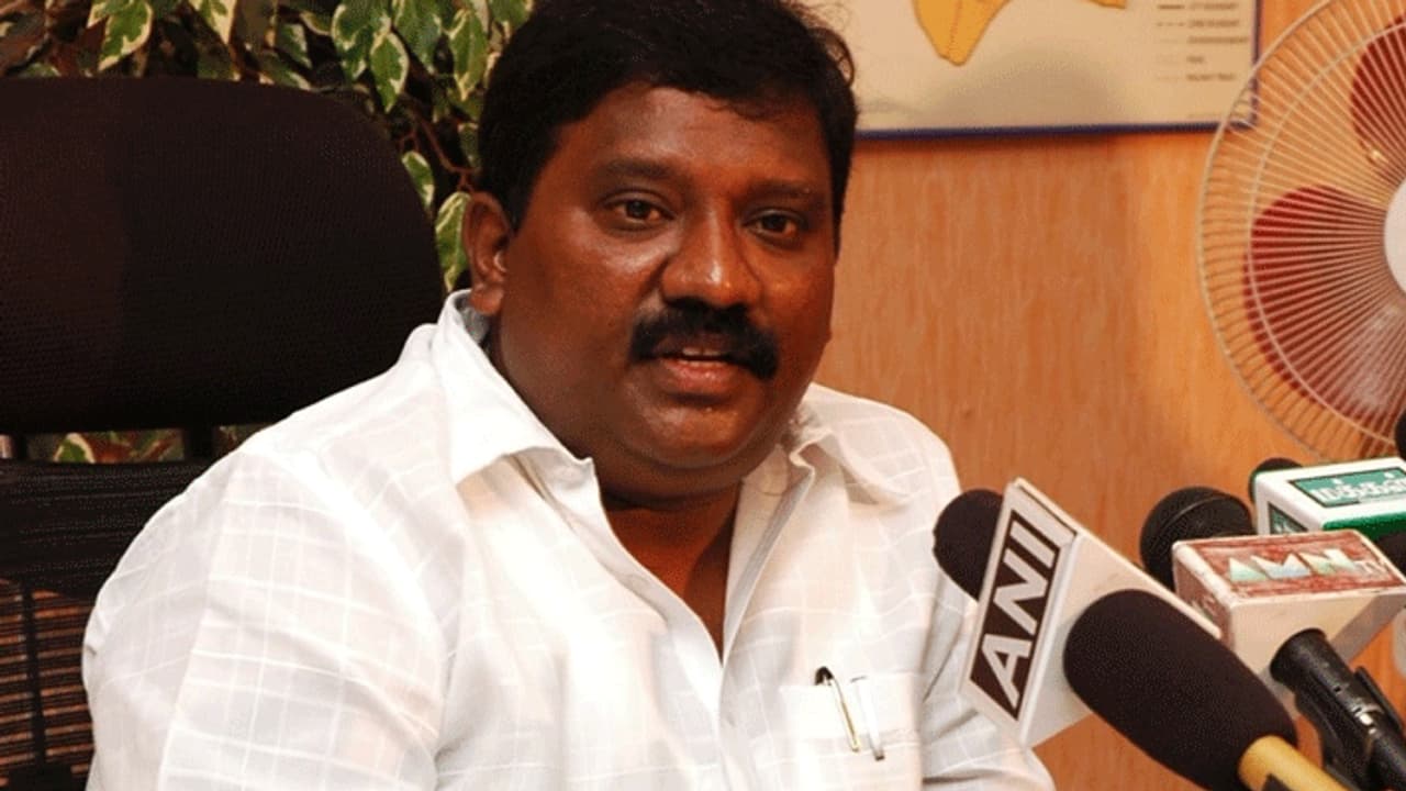 அதிமுகவில் இணைகிறாரா கராத்தே தியாகராஜன்..? அனல்பறக்கும் தமிழக அரசியல் களம்..! அதிமுகவில் இணைகிறாரா கராத்தே தியாகராஜன்..? அனல்பறக்கும் தமிழக அரசியல் களம்..!