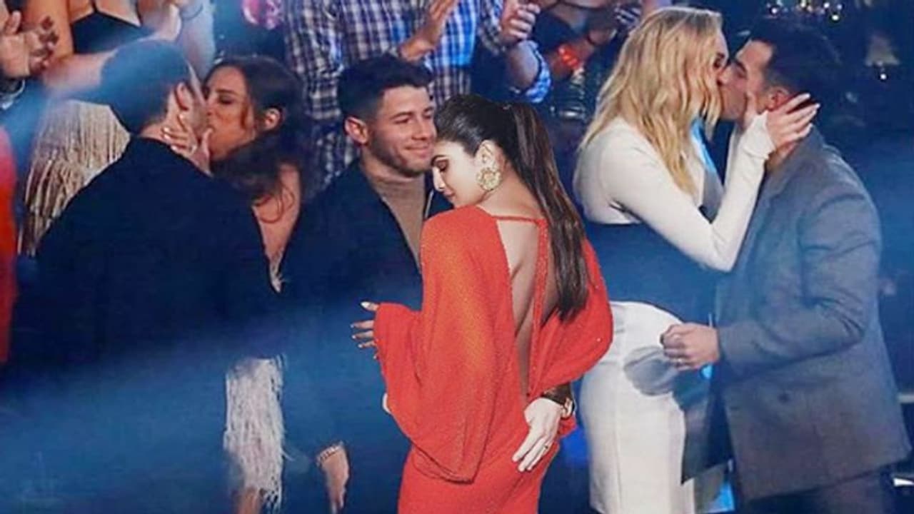 जब निक जोनस ने खुद को भीड़ में पाया अकेला तो प्रियंका पति की बाहों में ऐसे हुईं 'फिट' जब निक जोनस ने खुद को भीड़ में पाया अकेला तो प्रियंका पति की बाहों में ऐसे हुईं 'फिट'