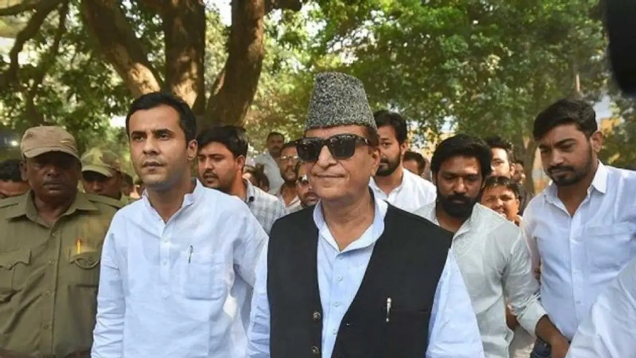 एक ही दिन में इतनी नोटिस चस्पा हुई  आजम के खिलाफ कि ढक गया गेट