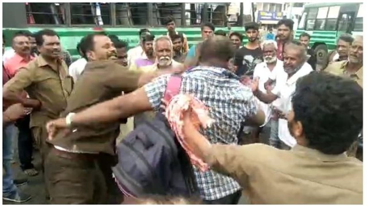 பயணியை சுற்றி வளைத்து கொலைவெறி தாக்குதல்... அரசு பேருந்து நடத்துநர்கள் அட்டூழியம்..! பயணியை சுற்றி வளைத்து கொலைவெறி தாக்குதல்... அரசு பேருந்து நடத்துநர்கள் அட்டூழியம்..!