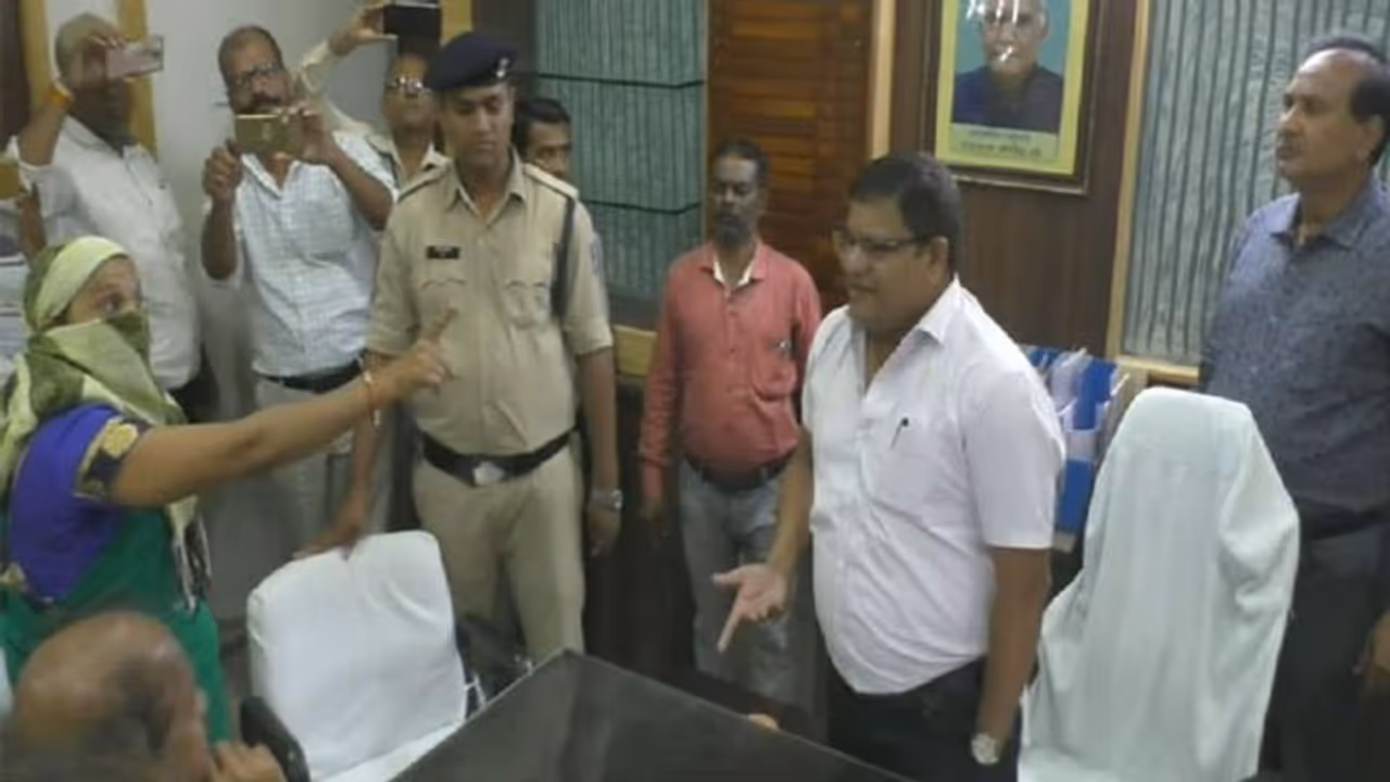 इंजीनियर बोला काम हो जाएगा, शाम को घर आना, यह सुनते ही लेडी ने पीटने उतार ली चप्पल इंजीनियर बोला काम हो जाएगा, शाम को घर आना, यह सुनते ही लेडी ने पीटने उतार ली चप्पल