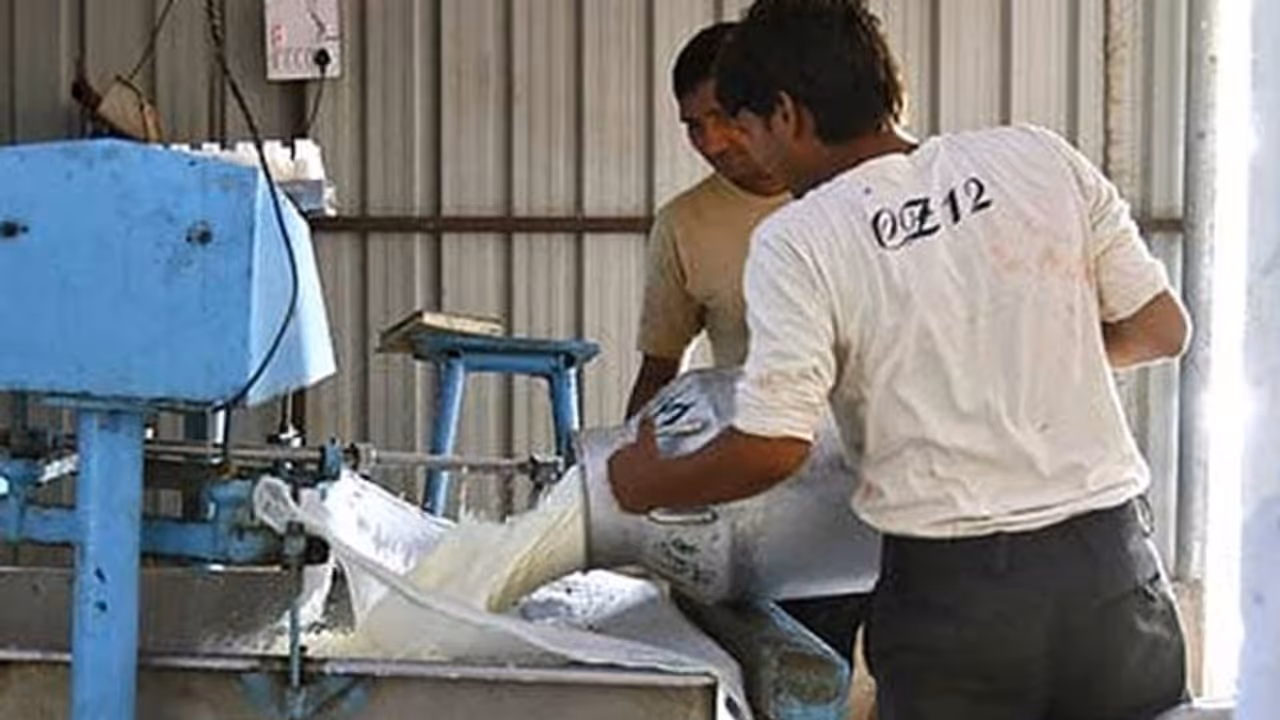 इस प्रदेश में दूध हुआ महंगा, कल से एक लीटर दूध के लिए 6 रुपए ज्यादा देने होंगे इस प्रदेश में दूध हुआ महंगा, कल से एक लीटर दूध के लिए 6 रुपए ज्यादा देने होंगे