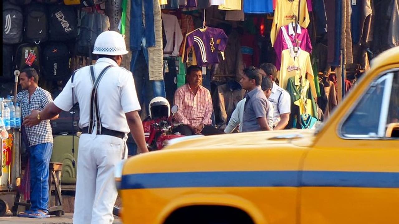 ದೇಶದೆಲ್ಲಡೆ ಹೊಸ ಟ್ರಾಫಿಕ್ ನಿಯಮ; ಪ.ಬಂಗಾಳಕ್ಕೆ ಅನ್ವಯವಾಗಲ್ಲ! ದೇಶದೆಲ್ಲಡೆ ಹೊಸ ಟ್ರಾಫಿಕ್ ನಿಯಮ; ಪ.ಬಂಗಾಳಕ್ಕೆ ಅನ್ವಯವಾಗಲ್ಲ!