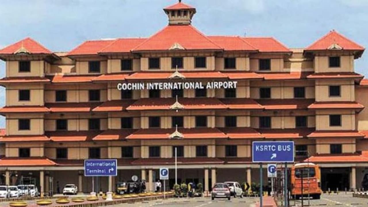 സുരക്ഷാ പാളിച്ച; മറ്റൊരു ദിവസത്തെ യാത്രാ ടിക്കറ്റുമായി വിമാനത്താവളത്തിലെത്തിയ ആളെ പിടികൂടി സുരക്ഷാ പാളിച്ച; മറ്റൊരു ദിവസത്തെ യാത്രാ ടിക്കറ്റുമായി വിമാനത്താവളത്തിലെത്തിയ ആളെ പിടികൂടി