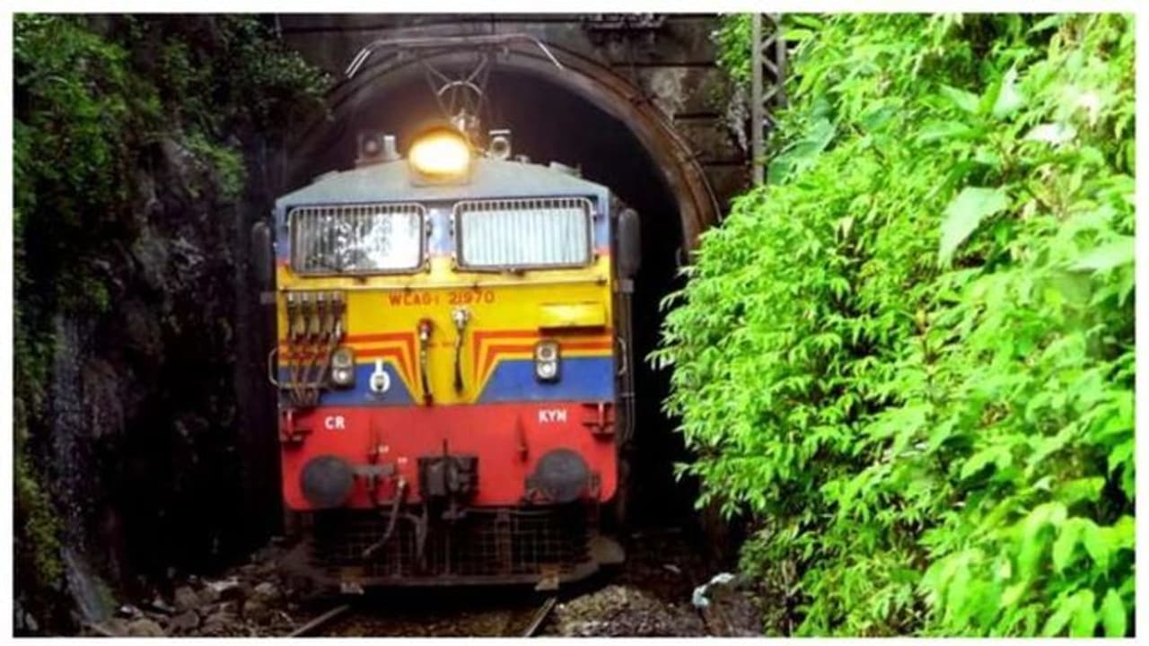 രാജ്യത്തെ ആദ്യ സ്വകാര്യ ട്രെയിന് ഓടാന് ദിവസങ്ങള് മാത്രം, കേരളവും പരിഗണനയില് രാജ്യത്തെ ആദ്യ സ്വകാര്യ ട്രെയിന് ഓടാന് ദിവസങ്ങള് മാത്രം, കേരളവും പരിഗണനയില്