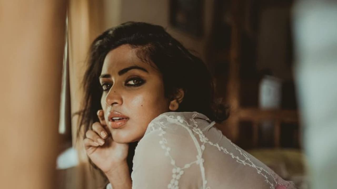 பட வாய்ப்புக்காக தனது டாப்லெஸ் குளியல் படத்தை வெளியிட்ட நடிகை அமலா பால்... பட வாய்ப்புக்காக தனது டாப்லெஸ் குளியல் படத்தை வெளியிட்ட நடிகை அமலா பால்...