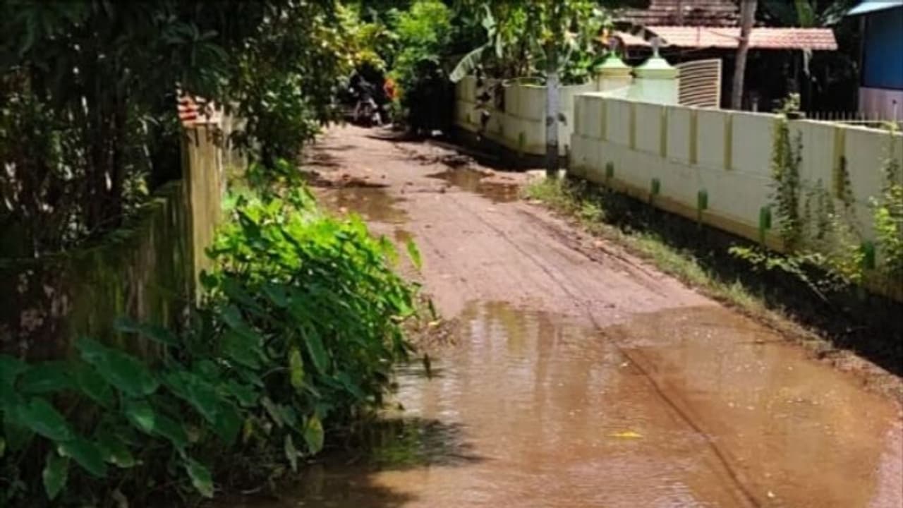 'റോഡിലൂടെ സഞ്ചരിക്കാൻ നീന്തൽ പഠിക്കണം'; പരാതിയുമായി മാന്നാറുകാര് 'റോഡിലൂടെ സഞ്ചരിക്കാൻ നീന്തൽ പഠിക്കണം'; പരാതിയുമായി മാന്നാറുകാര്