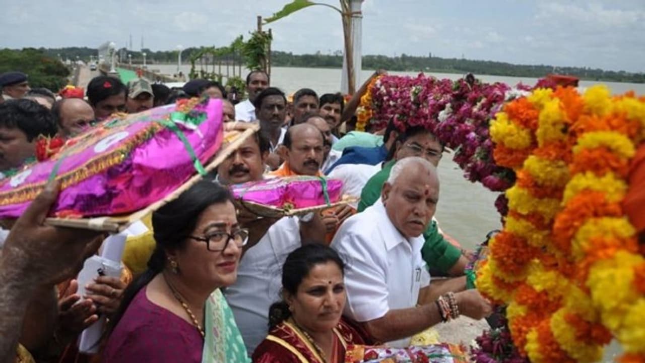 ಜಿಲ್ಲೆಯ ಜೀವನಾಡಿ ಕಾವೇರಿಗೆ 4ನೇ ಬಾರಿಗೆ ಬಾಗಿನ ಅರ್ಪಿಸಿದ ಸಿಎಂ ಜಿಲ್ಲೆಯ ಜೀವನಾಡಿ ಕಾವೇರಿಗೆ 4ನೇ ಬಾರಿಗೆ ಬಾಗಿನ ಅರ್ಪಿಸಿದ ಸಿಎಂ