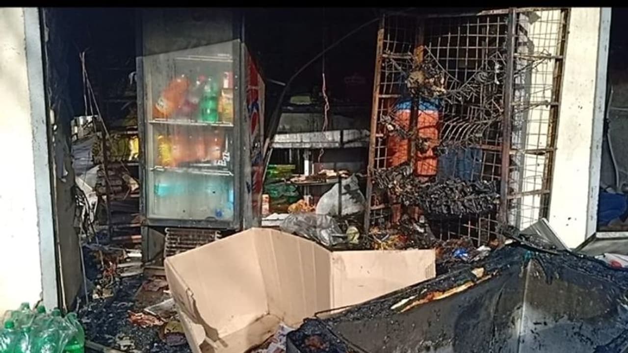 ചാരുംമൂട് ബേക്കറിക്ക് തീപിടിച്ച് ലക്ഷങ്ങളുടെ നഷ്ടം ചാരുംമൂട് ബേക്കറിക്ക് തീപിടിച്ച് ലക്ഷങ്ങളുടെ നഷ്ടം