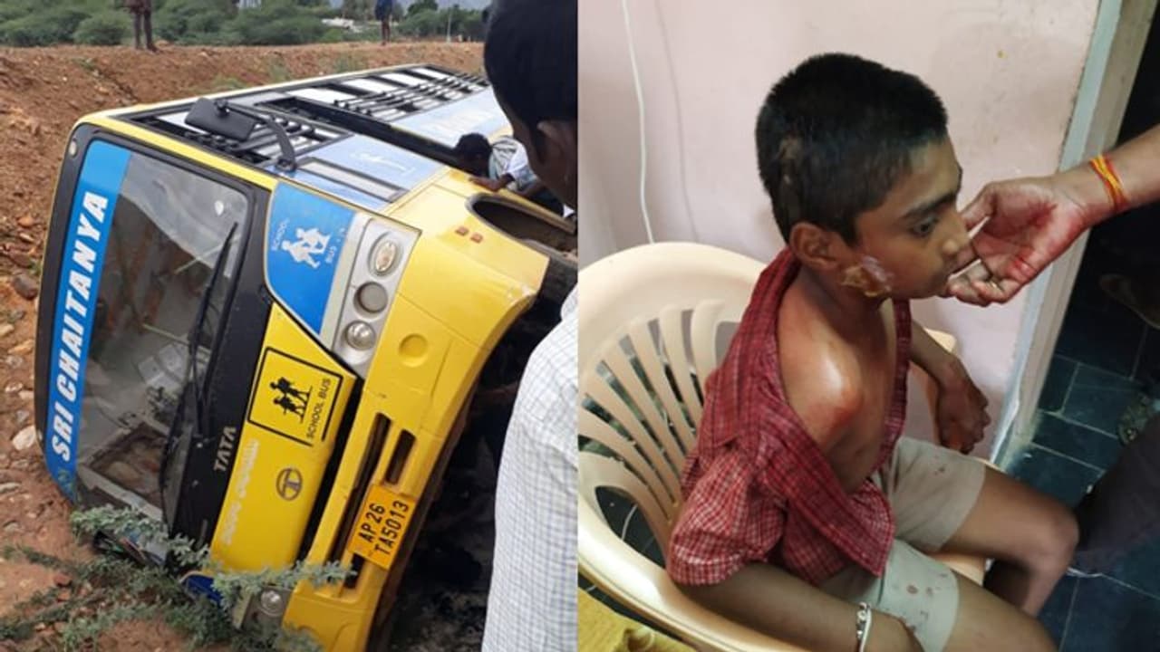 నెల్లూరులో స్కూల్ వ్యాన్ బోల్తా, 15 మంది చిన్నారులకు గాయాలు నెల్లూరులో స్కూల్ వ్యాన్ బోల్తా, 15 మంది చిన్నారులకు గాయాలు