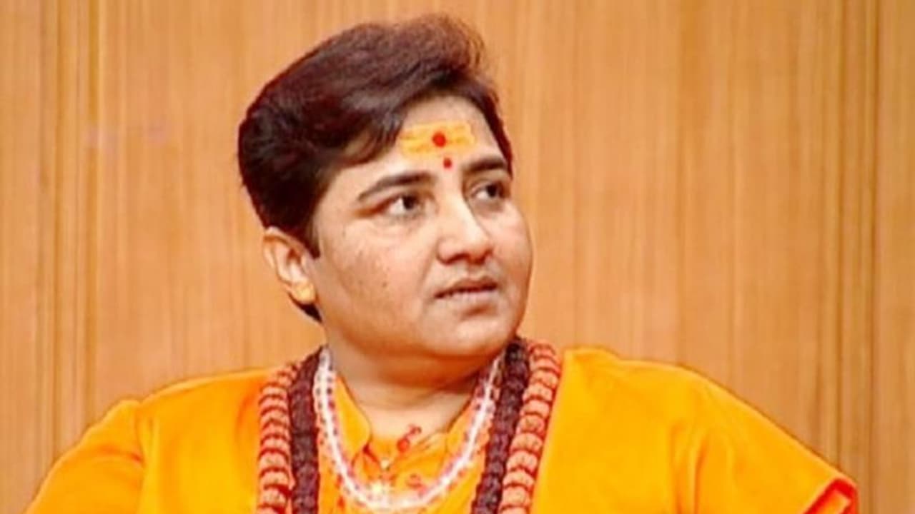 ബാസ്കറ്റ് ബോൾ കളിച്ച് പ്രഗ്യാ സിംഗ് താക്കൂർ; വൈറൽ വീഡിയോ; പരിഹാസവുമായി കോൺഗ്രസ് ബാസ്കറ്റ് ബോൾ കളിച്ച് പ്രഗ്യാ സിംഗ് താക്കൂർ; വൈറൽ വീഡിയോ; പരിഹാസവുമായി കോൺഗ്രസ്