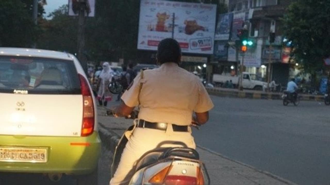 காவல்துறையே போக்குவரத்து விதிகளை மீறுகிறதை பார்க்குறீர்களா? உடனே வீடியோ எடுத்து அனுப்புங்க.. புகார் தெரிவிக்க புதிய செயலி அறிமுகம்!!