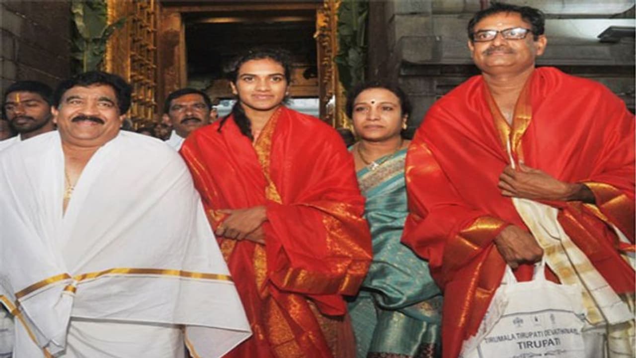 శ్రీవారిని దర్శించుకున్న వరల్డ్ బ్యాడ్మింటన్ ఛాంపియన్ పివి సింధు...