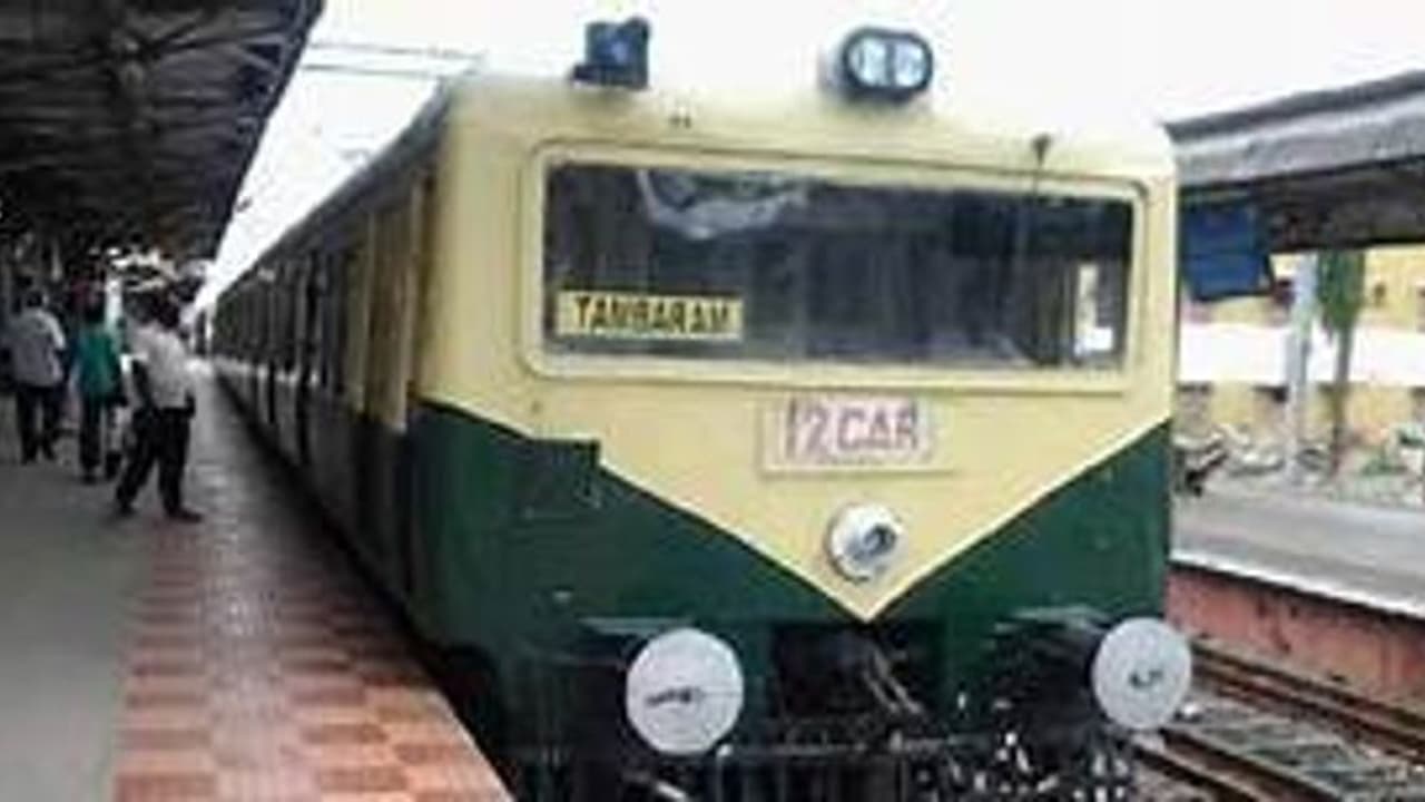 சென்னை மின்சார ரயில் சேவையில் அதிரடி மாற்றம்.. ரத்தாகும் முக்கிய ரயில்கள்... செப்டம்பர் 1 முதல் அமல்!!