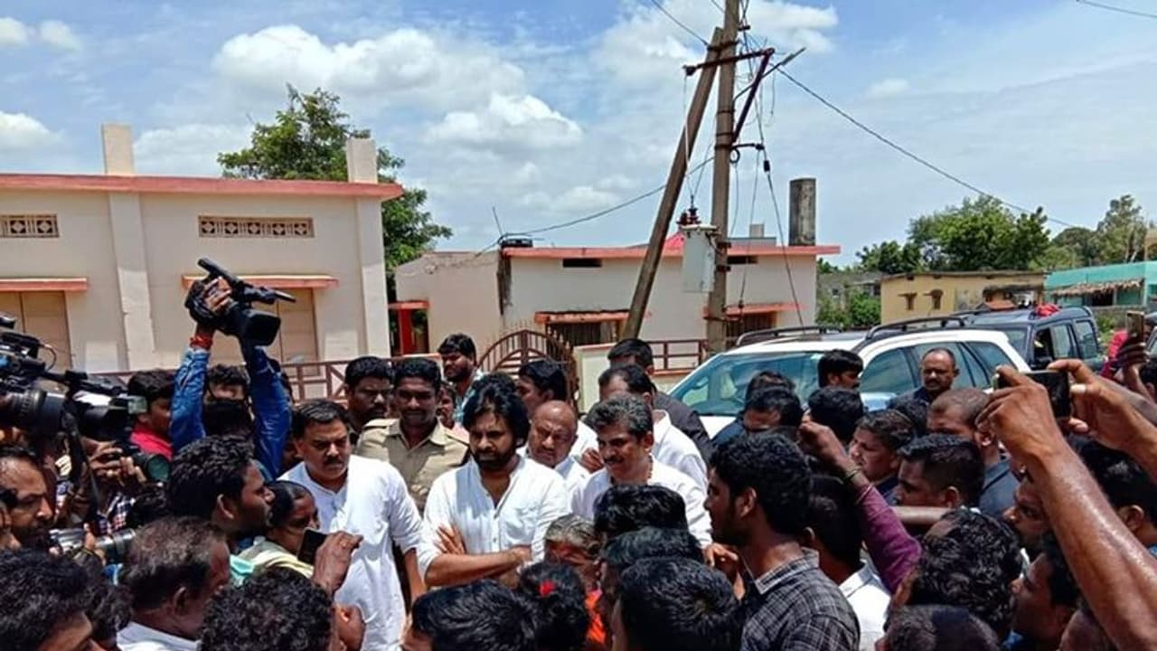 నేనెప్పుడూ అలా అనలేదు, అన్నీ తెలుసుకుని మాట్లాడాలి: బొత్సకు పవన్ వార్నింగ్ నేనెప్పుడూ అలా అనలేదు, అన్నీ తెలుసుకుని మాట్లాడాలి: బొత్సకు పవన్ వార్నింగ్