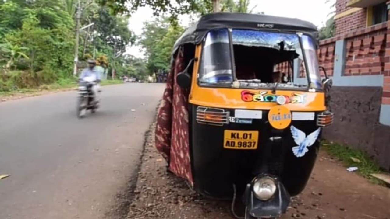 കാറിലെത്തിയ സംഘം പത്രം ഏജന്റിന്റെ കൈയും കാലും അടിച്ചൊടിച്ചു; റിക്ഷ തകർത്തു കാറിലെത്തിയ സംഘം പത്രം ഏജന്റിന്റെ കൈയും കാലും അടിച്ചൊടിച്ചു; റിക്ഷ തകർത്തു