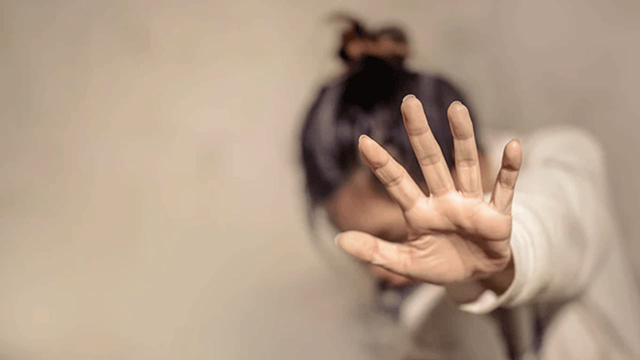 என் கணவருக்கு பல பெண்களுடன் கள்ளத்தொடர்பு இருக்கு... பெண் மருத்துவர் புகாரால் அதிர்ந்த போலீஸ்..!