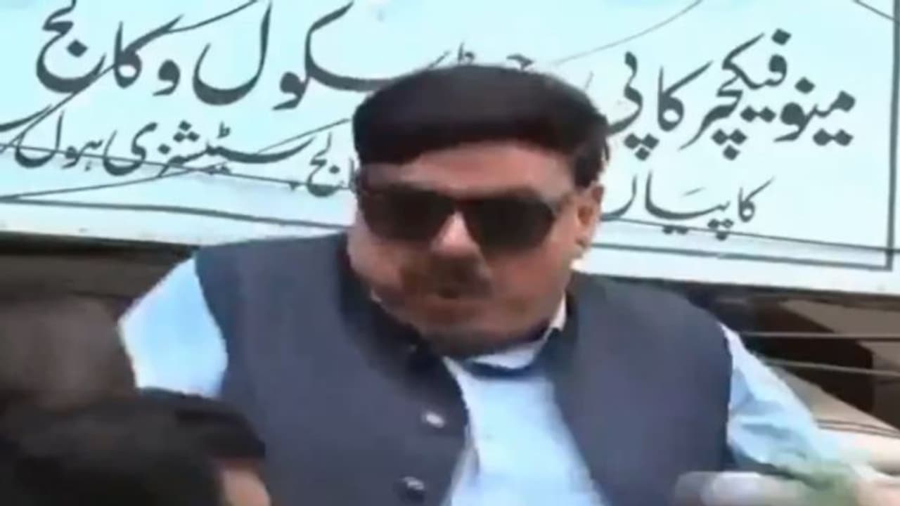 ಅಯ್ಯೋ ಪಾಪ.. ಮೋದಿಗೆ ಬೈತಿದ್ದ ಸಚಿವನಿಗೆ ಕರೆಂಟ್ ಶಾಕ್! ಅಯ್ಯೋ ಪಾಪ.. ಮೋದಿಗೆ ಬೈತಿದ್ದ ಸಚಿವನಿಗೆ ಕರೆಂಟ್ ಶಾಕ್!