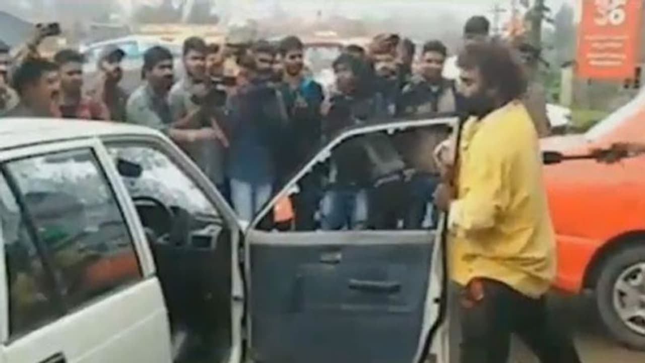 అద్దాలు పగలగొట్టి, కారు డోర్ విరగ్గొట్టిన నటుడు.. నడిరోడ్డుపై గొడవ!