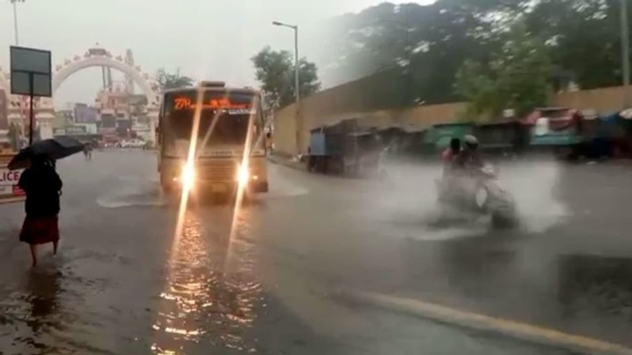 தமிழகத்தில் கனமழை பெய்யப்போகும் மாவட்டங்கள் அறிவிப்பு..!உங்க மாவட்டம் இருக்கா பாருங்க மக்களே...! தமிழகத்தில் கனமழை பெய்யப்போகும் மாவட்டங்கள் அறிவிப்பு..!உங்க மாவட்டம் இருக்கா பாருங்க மக்களே...!