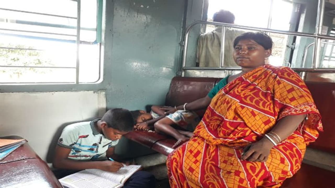 লোকাল ট্রেনেই পড়াশোনা,সেনাবাহিনীতে যেতে চায় নিরাশ্রয় অর্জুন লোকাল ট্রেনেই পড়াশোনা,সেনাবাহিনীতে যেতে চায় নিরাশ্রয় অর্জুন