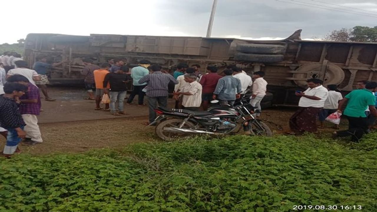 ಯಾದಗರಿ: KSRTC ಬಸ್ ಪಲ್ಟಿಯಾಗಿ ಚಾಲಕ ಸೇರಿ ಮೂವರು ಪ್ರಯಾಣಿಕರ ದುರ್ಮರಣ ಯಾದಗರಿ: KSRTC ಬಸ್ ಪಲ್ಟಿಯಾಗಿ ಚಾಲಕ ಸೇರಿ ಮೂವರು ಪ್ರಯಾಣಿಕರ ದುರ್ಮರಣ