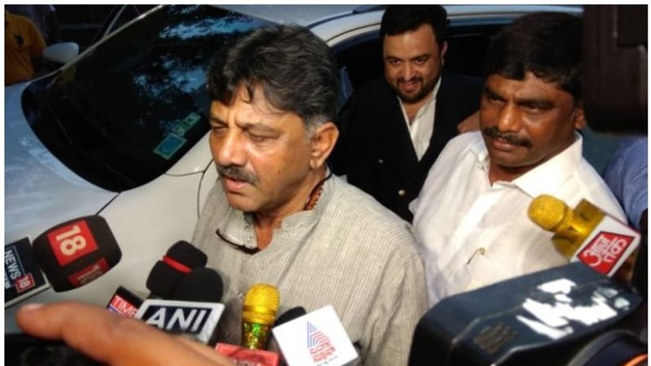 കള്ളപ്പണം വെളുപ്പിക്കല് കേസില് ഡി കെ ശിവകുമാറിന് ജാമ്യം; രാജ്യം വിട്ടുപോകരുതെന്ന് വ്യവസ്ഥ കള്ളപ്പണം വെളുപ്പിക്കല് കേസില് ഡി കെ ശിവകുമാറിന് ജാമ്യം; രാജ്യം വിട്ടുപോകരുതെന്ന് വ്യവസ്ഥ