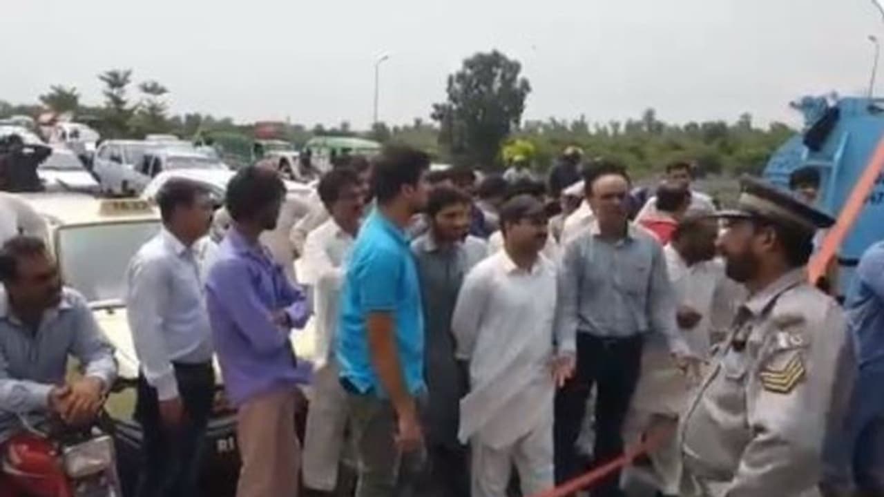 মুখ থুবড়ে পড়ল কাশ্মীর সংহতি ঘন্টা, দেশের মানুষের কাছেই চরম ধাক্কা খেল ইসলামাবাদ মুখ থুবড়ে পড়ল কাশ্মীর সংহতি ঘন্টা, দেশের মানুষের কাছেই চরম ধাক্কা খেল ইসলামাবাদ