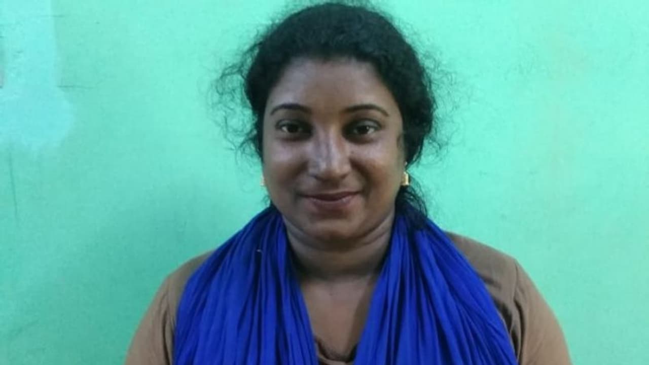 ഭിന്നശേഷിക്കാരനായ യുവാവിന്റെ ഫോൺ പിടിച്ചു പറിച്ച യുവതി അറസ്റ്റിൽ ഭിന്നശേഷിക്കാരനായ യുവാവിന്റെ ഫോൺ പിടിച്ചു പറിച്ച യുവതി അറസ്റ്റിൽ