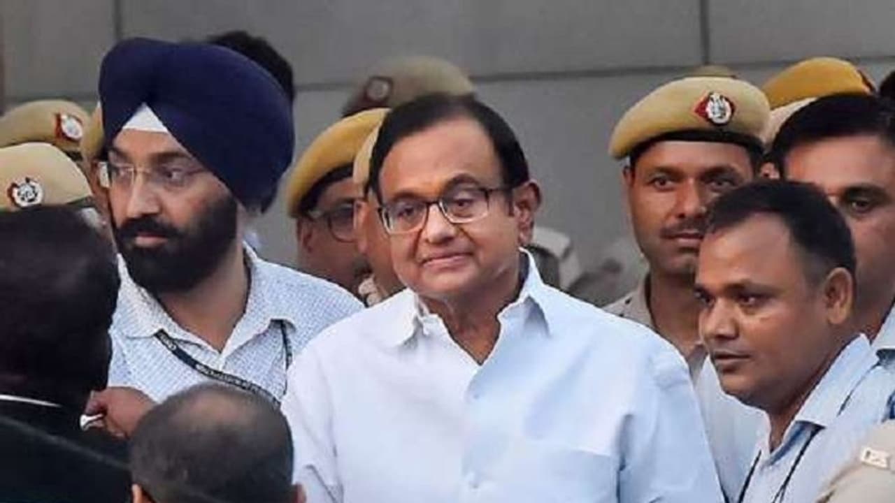 গৃহবন্দি করে রাখা হোক, তিহার জেলে নয়, সুপ্রিম কোর্টের কাছে আর্জি চিদম্বরমের গৃহবন্দি করে রাখা হোক, তিহার জেলে নয়, সুপ্রিম কোর্টের কাছে আর্জি চিদম্বরমের