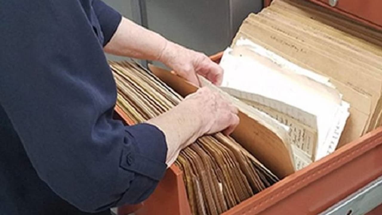 ಕೆಲಸ ಮಾಡಿಕೊಡಲಿಲ್ಲ ಎಂದು ಕಚೇರಿ ಫೈಲ್ನ್ನೇ ಕದ್ದೊಯ್ದ ರೈತ..! ಕೆಲಸ ಮಾಡಿಕೊಡಲಿಲ್ಲ ಎಂದು ಕಚೇರಿ ಫೈಲ್ನ್ನೇ ಕದ್ದೊಯ್ದ ರೈತ..!