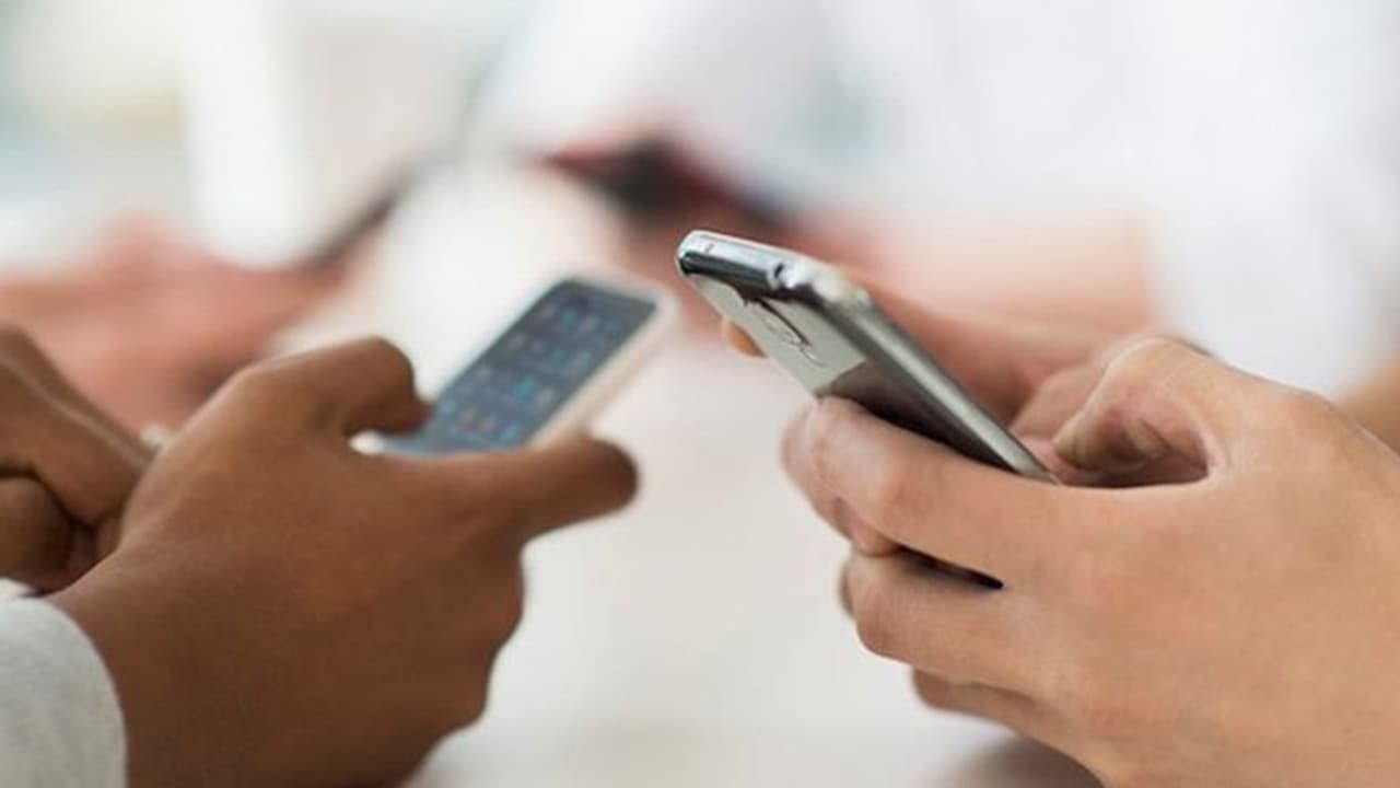 എപ്പോഴും ഫോണിൽ നോക്കിയിരിക്കാറുണ്ടോ; പഠനം പറയുന്നത് എപ്പോഴും ഫോണിൽ നോക്കിയിരിക്കാറുണ്ടോ; പഠനം പറയുന്നത്