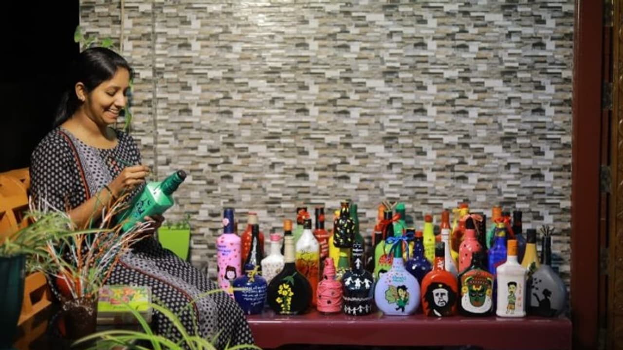 നൗഷാദും ലിനുവും ചെഗുവേരയും അടക്കം മനസില്‍ പതിയുന്നതെല്ലാം 'കുപ്പിയിലാക്കി' ഗോപിക