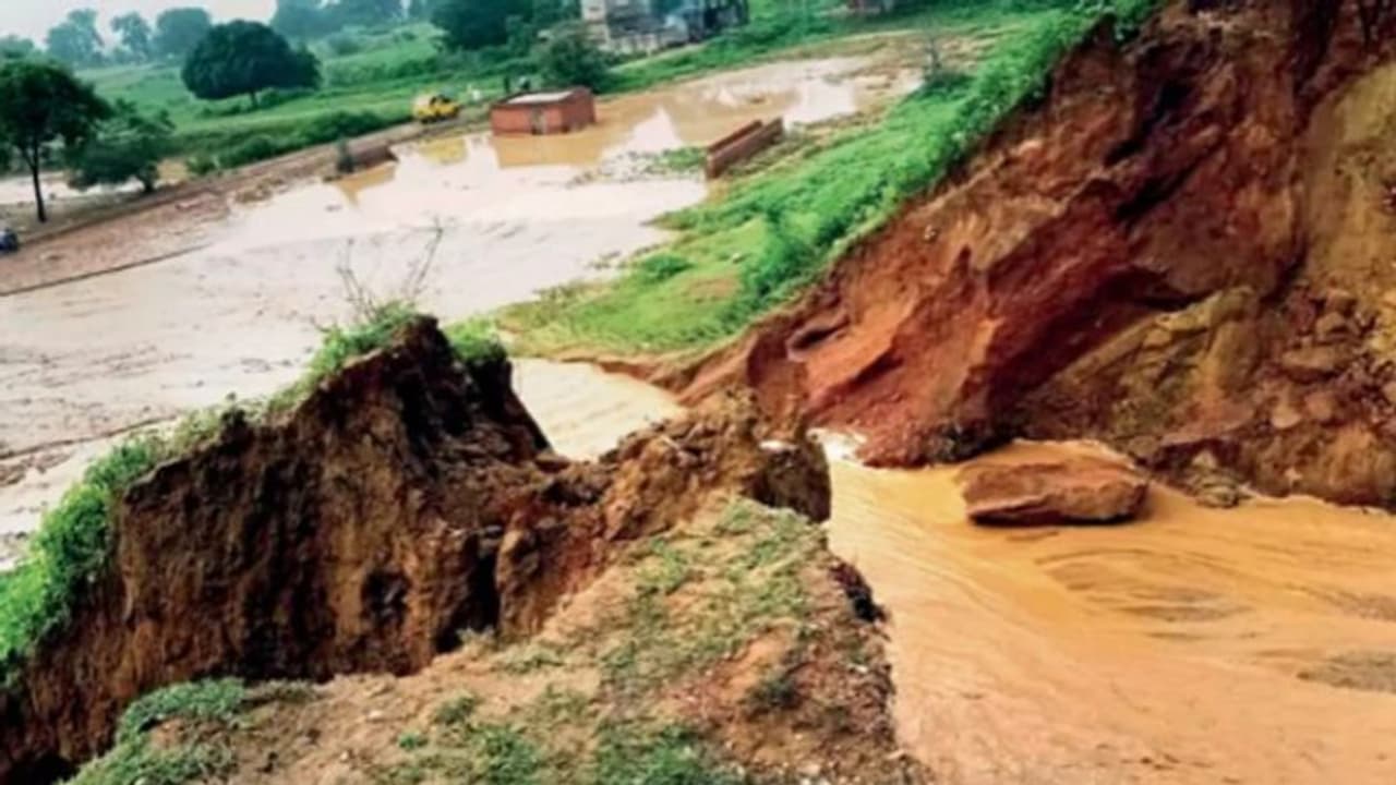 മറ്റൊരു പഞ്ചവടിപ്പാലം! ഉദ്ഘാടനം കഴിഞ്ഞ് 24 മണിക്കൂറിനുള്ളില് തകര്ന്ന് കനാല് മറ്റൊരു പഞ്ചവടിപ്പാലം! ഉദ്ഘാടനം കഴിഞ്ഞ് 24 മണിക്കൂറിനുള്ളില് തകര്ന്ന് കനാല്