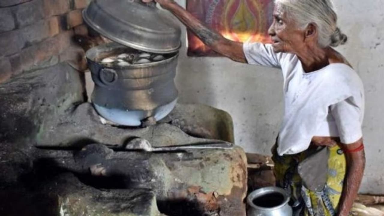 30 വര്‍ഷമായി ഇഡ്ഢലി വില്‍ക്കുന്നു, വില ഒരുരൂപമാത്രം, വിശക്കുന്നവര്‍ കഴിക്കട്ടേ എന്ന് കമലത്താള്‍