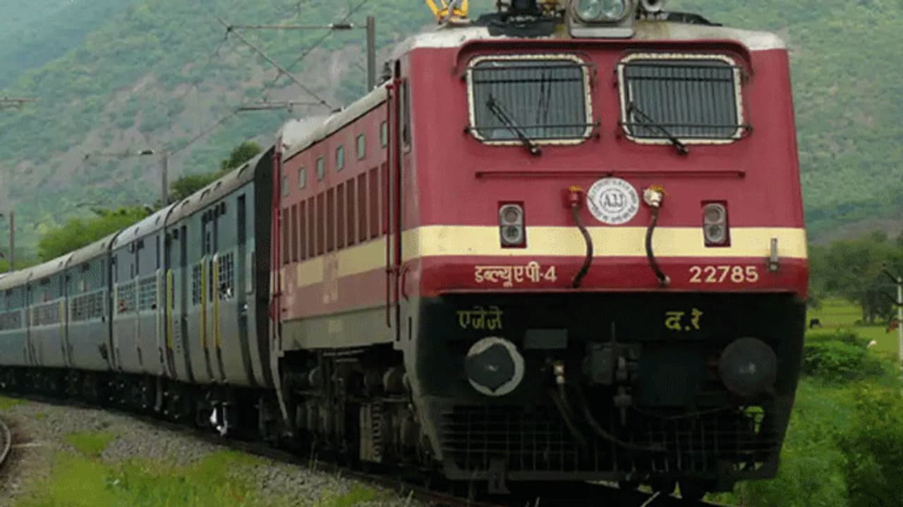 அதிரடியாக குறைக்கப்பட்ட ரயில் கட்டணங்கள்.. பொதுமக்கள் மகிழ்ச்சி!!