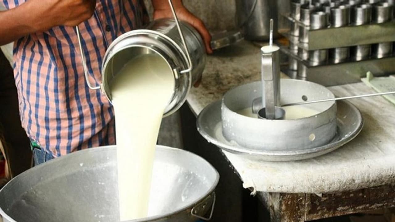 ರೈತರಿಗೆ ಬಂಪರ್ : ಹಾಲಿನ ಬೆಲೆ ಏರಿಕೆ ರೈತರಿಗೆ ಬಂಪರ್ : ಹಾಲಿನ ಬೆಲೆ ಏರಿಕೆ