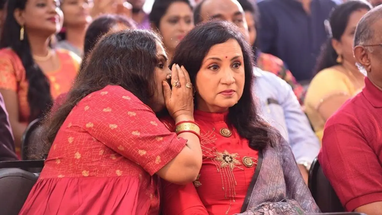 சந்தியா காதில் ரகசியத்தை போட்டுடைத்த பாத்திமா பாபு..! வெளியான அதிர்ச்சி புகைப்படம் ..!