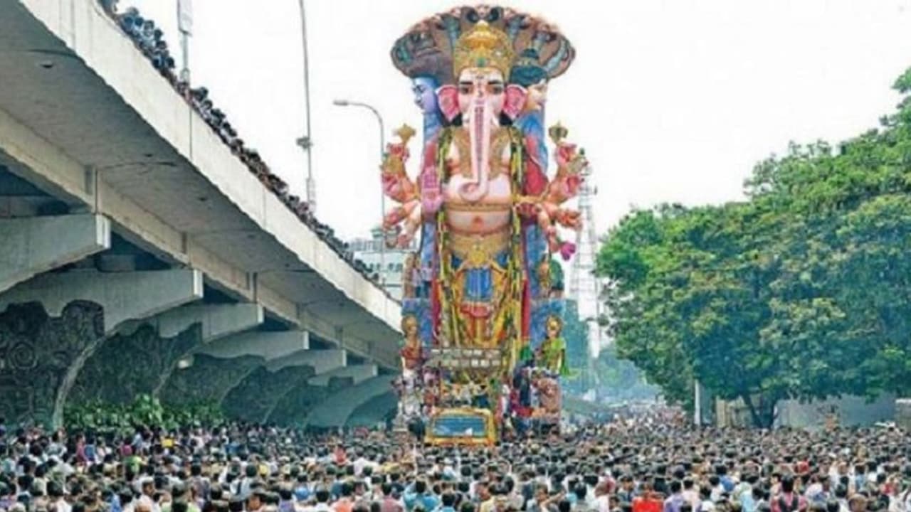 ಗಣಪತಿ ಎತ್ತರ: ಪೇಚಿಗೆ ಸಿಲುಕಿದ್ದ ಡಿಸಿ ಬಚಾವ್..! ಗಣಪತಿ ಎತ್ತರ: ಪೇಚಿಗೆ ಸಿಲುಕಿದ್ದ ಡಿಸಿ ಬಚಾವ್..!