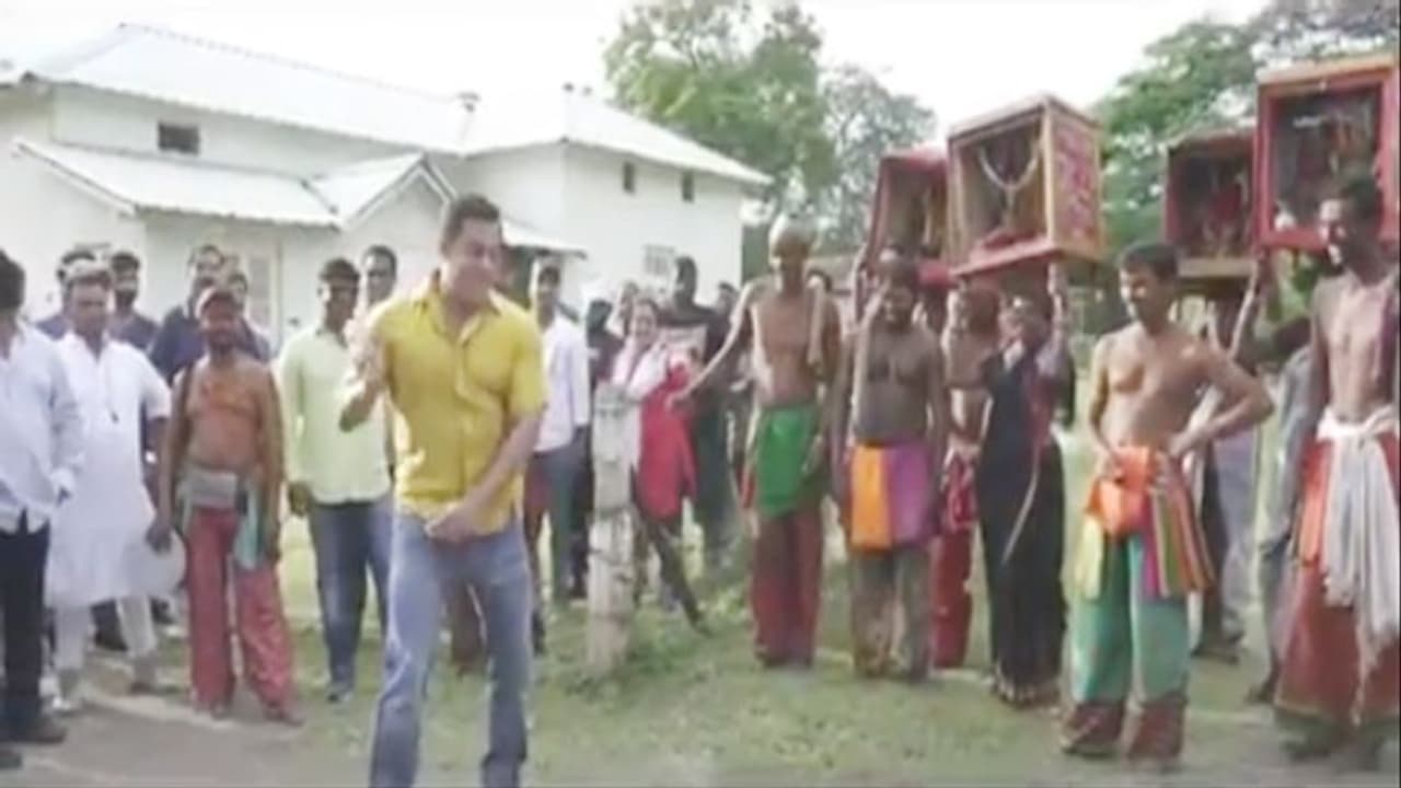 VIDEO:जब सलमान खान ने भीड़ में खुद को मारे हंटर तो फैन हुए परेशान, बोले, 'मत करो हमें पेन होगा...' VIDEO:जब सलमान खान ने भीड़ में खुद को मारे हंटर तो फैन हुए परेशान, बोले, 'मत करो हमें पेन होगा...'