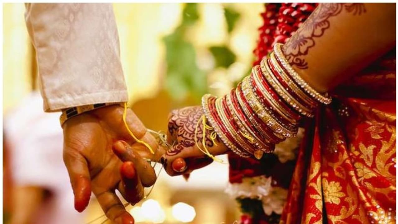 వర్షాలు ఆగిపోవాలని ఆ దంపతులకు విడాకులు