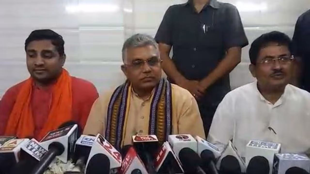 দুর্গাপুজোয় মমতার অনুদান,'গরু মেরে জুতো দান' বললেন দিলীপ