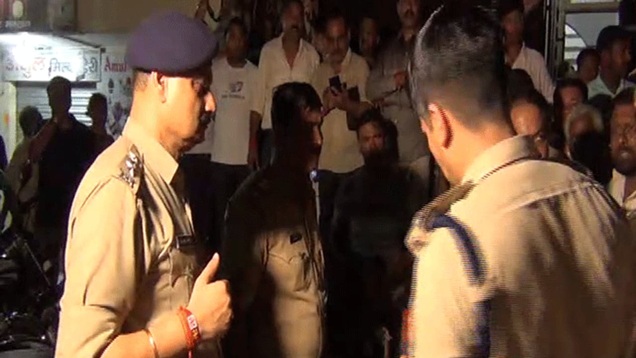 खूनी संघर्ष में बदली पड़ोसी की मामूली कहासुनी, देखते ही देखते होने लगी ताबड़तोड़ फायरिंग खूनी संघर्ष में बदली पड़ोसी की मामूली कहासुनी, देखते ही देखते होने लगी ताबड़तोड़ फायरिंग