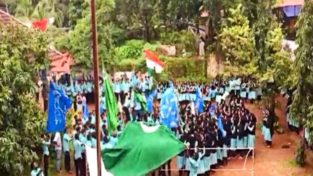 ক্যাম্পাসে পাকিস্তানি পতাকা ওড়ানোর অভিযোগ, সত্যি নাকি পতাকা বিভ্রাট, দেখুন ভিডিও ক্যাম্পাসে পাকিস্তানি পতাকা ওড়ানোর অভিযোগ, সত্যি নাকি পতাকা বিভ্রাট, দেখুন ভিডিও