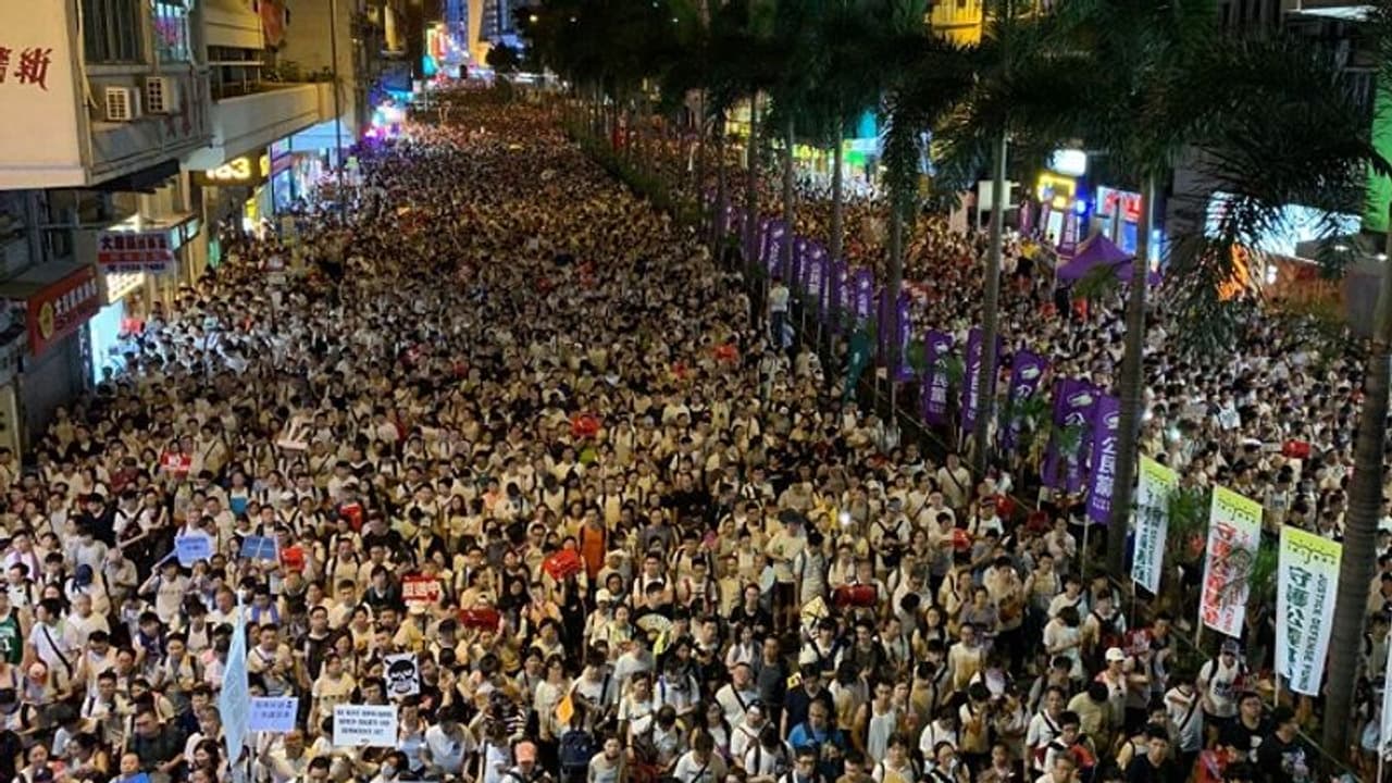ಹಿಂಸಾಚಾರಕ್ಕೆ ತಿರುಗಿದ ಹಾಂಕಾಂಗ್ ಪ್ರತಿಭಟನೆ ಹಿಂಸಾಚಾರಕ್ಕೆ ತಿರುಗಿದ ಹಾಂಕಾಂಗ್ ಪ್ರತಿಭಟನೆ