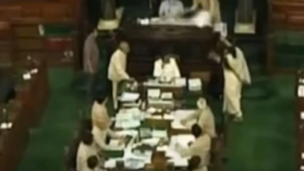 এখন বিরোধিতা করছেন, 'এনআরসি'র দাবিতে স্পিকারের মুখে কাগজ ছুড়েছিলেন মমতা এখন বিরোধিতা করছেন, 'এনআরসি'র দাবিতে স্পিকারের মুখে কাগজ ছুড়েছিলেন মমতা