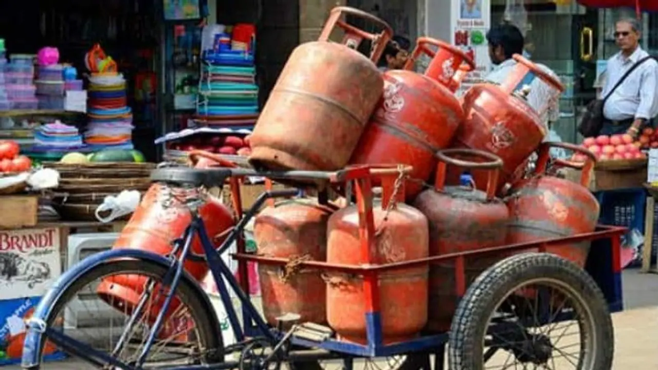 आज से महंगी हुई रसोई गैस, जानें क्या होगी कीमत आज से महंगी हुई रसोई गैस, जानें क्या होगी कीमत