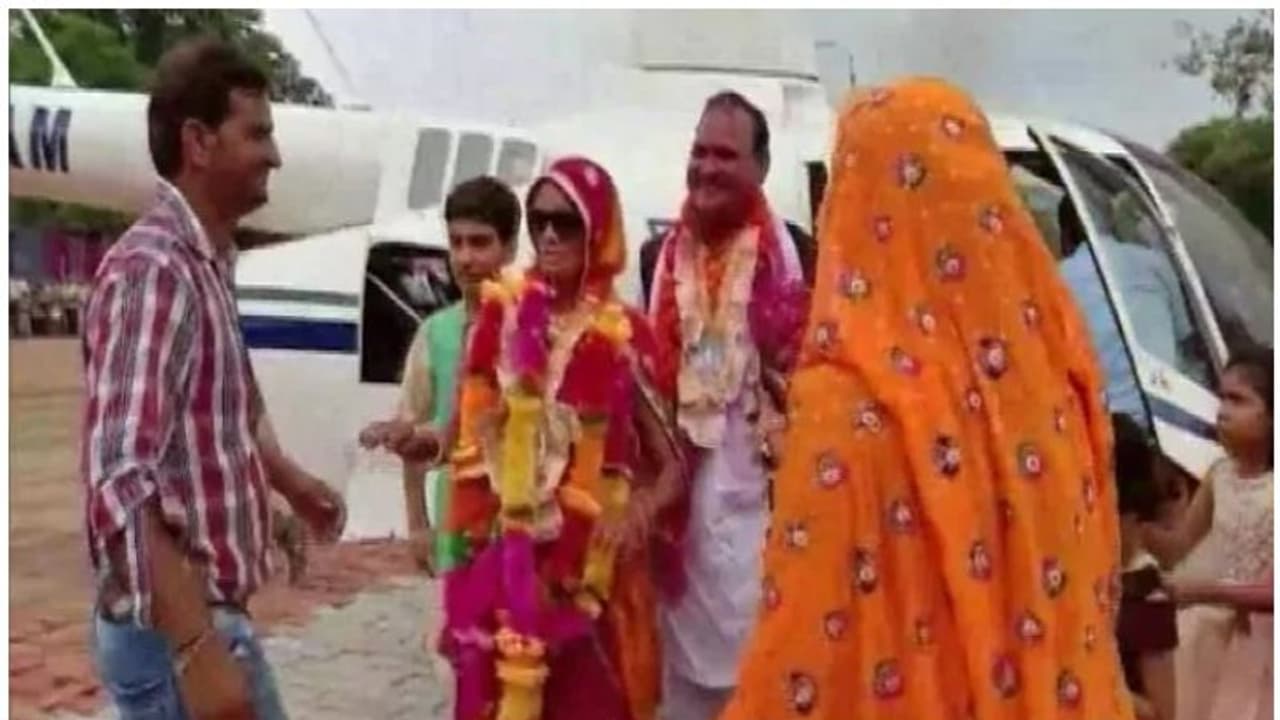 വിരമിക്കല് ദിവസം ഭാര്യയുടെ ദീര്ഘകാലത്തെ ആഗ്രഹം സാക്ഷാത്കരിച്ച് അധ്യാപകന് വിരമിക്കല് ദിവസം ഭാര്യയുടെ ദീര്ഘകാലത്തെ ആഗ്രഹം സാക്ഷാത്കരിച്ച് അധ്യാപകന്